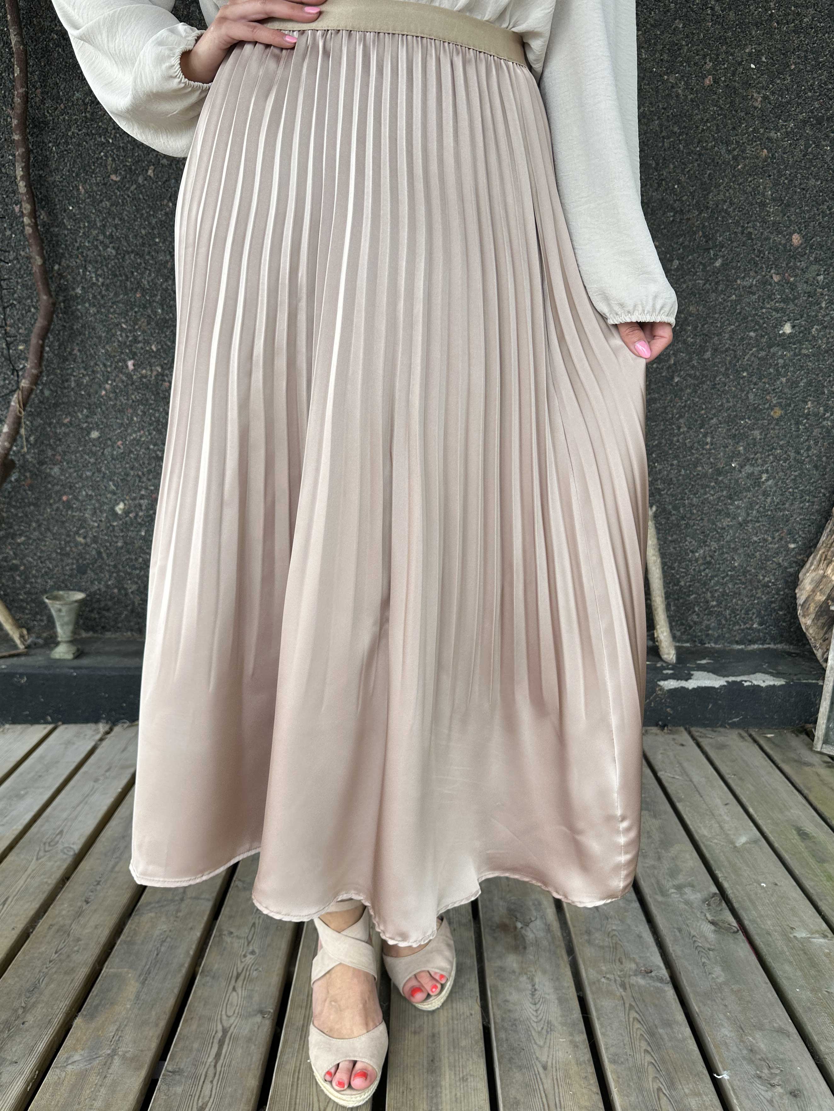 Aglaia - Sød plisseret nederdel i shiny stof